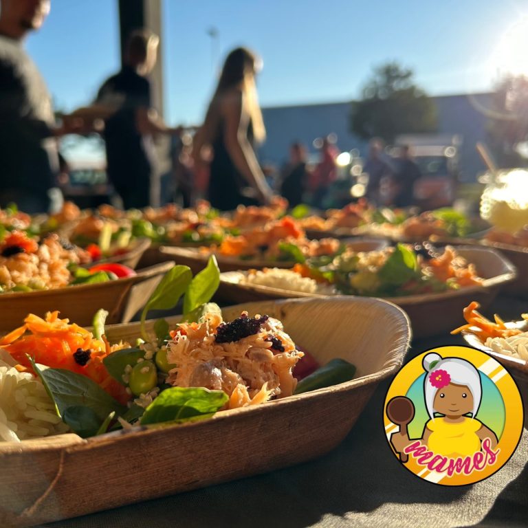 Lachsbowl mit Edamame, Quinoa, Feldsalat, Möhrensalat, Tomaten, Gurken und Kaviar-Topping