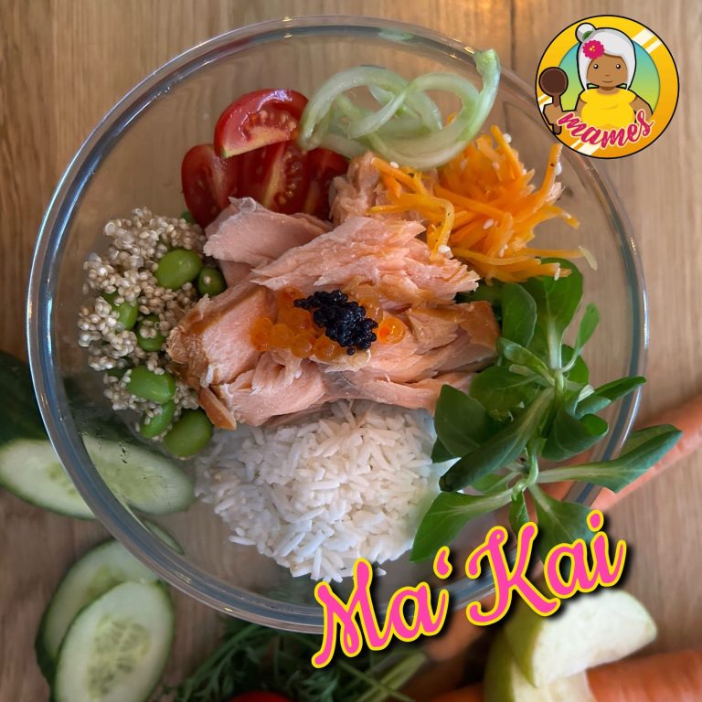 Lachsbowl mit Edamame, Quinoa, Feldsalat, Möhrensalat, Tomaten, Gurken und Kaviar-Topping